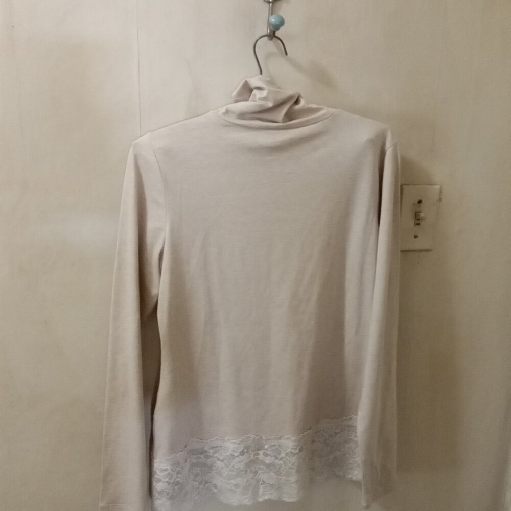 Sundance Sz M beige lightweight Turtleneck top with lace on bottom - Picture 4 of 5